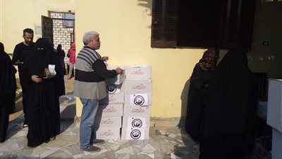 كلية صيدلة جامعة حلوان تتضامن مع العمالة اليومية بالصف