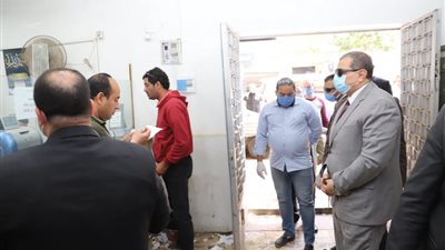 لليوم الثاني.. وزير القوى العاملة يتابع صرف منحة الـ500 جنيه 