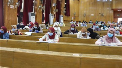 بالكمامات.. انعقاد جلسة ترشيح المعيدين بطب المنصورة (صور)