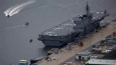 مسلحون يعتلون سطح سفينة في خليج عمان قرب سواحل إيران