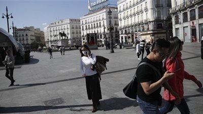 إسبانيا تكمل شهر من الطواريء وسط خسائر بشرية واقتصادية