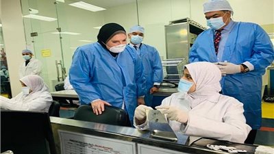 وزيرة التجارة تتفقد خطوط الإنتاج بـ 3 مصانع بالعبور