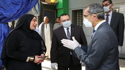 وزير الاتصالات يتابع انتظام صرف منحة العمالة الغير منتظمة بيومها الثالث