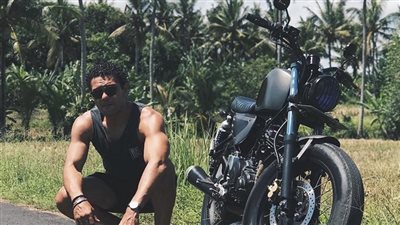 وسط الغابات إطلالة مميزة لـ آسر ياسين والجمهور 