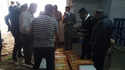 ضبط كمية هائلة من الخمور المهربة داخل جراج مغلق بالنزهة (صور)