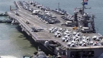 إصابة ثلث طاقم حاملة الطائرات 