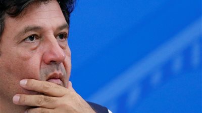 رئيس البرازيل سيقيل وزير الصحة بسبب خلاف حول الحجر الصحي وكورونا