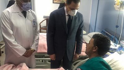 وزير الداخلية يزور أبطال الشرطة مصابي حادث الأميرية الإرهابي