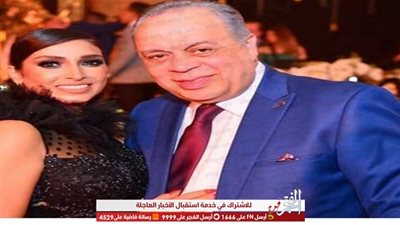 أشرف زكى يحتفل بعيد ميلاد روجينا على طريقته الخاصة (صورة)