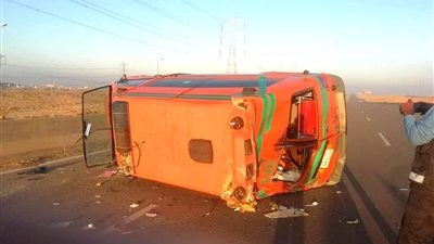 إصابة سائق ومسعف إثر انقلاب سيارة إسعاف بالبحر الأحمر (صور)