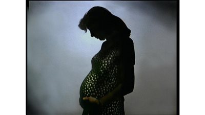 هل الحامل أكثر عرضة للإصابة بكورونا؟.. استشاري يُجيب