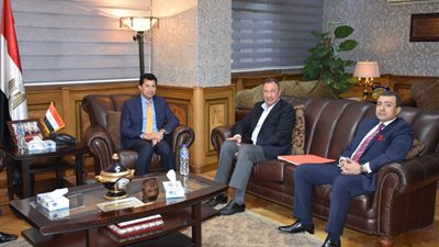 وزير الرياضة يبحث مع الخطيب المباراة الافتراضية ومساندة الأندية للعمالة