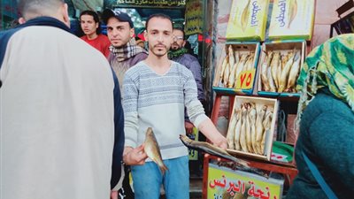 رغم التحذيرات.. زحام على محلات بيع 