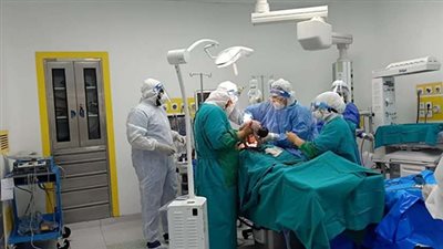 طبيب يخاطر بحياته لإنقاذ حامل مصابة بالكورونا