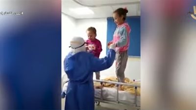 شاهد.. ممرضة بمستشفى عزل قها ترسم البسمة على وجوه الأطفال مصابي كورونا