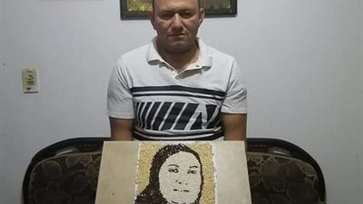 شيف المشاهير يخلد وجه الدكتور سونيا عبد العظيم بتابلوه من حبات الأرز (صور)