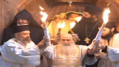ظهور النور المقدس في كنيسة القيامة بالقدس المحتلة (فيديو) 
