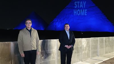 وزيرا السياحة والإعلام يشهدان إضاءة الهرم بعبارة 