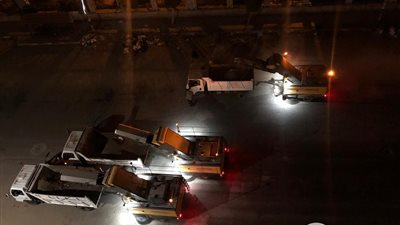 شاهد أعمال تطهير ورفع القمامة بكورنيش المنصورة (فيديو)