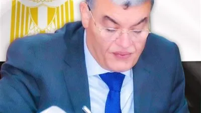 خلال جولة مفاجئة.. محافظ المنيا يحيل رئيس قرية البدرمان للتحقيق