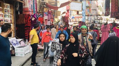 المصريون يتحدون كورونا.. زحام شديد في 