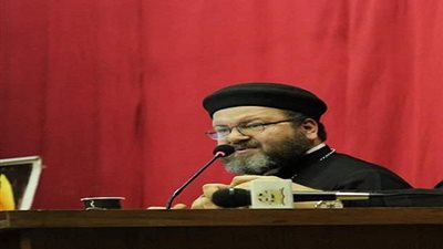 كاهن يحذر الأقباط من تداول جملة Happy Easter بالأعياد.. ويكشف قصتها