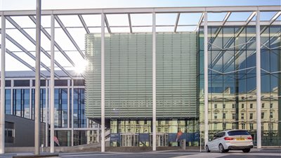 علماء بريطانيون يطلبون متطوعين لإجراء تجارب بشرية على لقاح كورونا