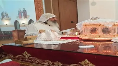 شاهد.. مطران القدس يرأس صلاة الجنازة على الراهب رويس الأورشليمي ( أونلاين)