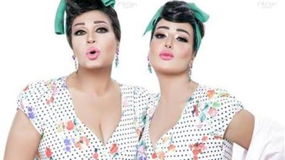 بقبلات وأحضان.. فيفي عبده تستقبل سمية الخشاب 