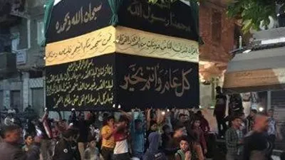 اتهام بخرق الحظر.. قصة طواف الإسكندرانية بمجسم الكعبة