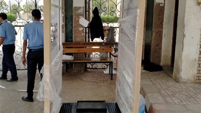 كبائن آلية لتعقيم العاملين والمترددين بمستشفيات قنا الجامعية 