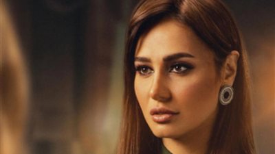 بفستان شفاف.. حلا شيحة تغازل جمهورها من كواليس مسلسل