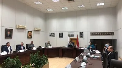 العنانى يبحث مع الغرف السياحية ضوابط وإجراءات التعقيم بالفنادق