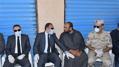 سكرتير البحيرة يقدم واجب العزاء لأسرة شهيد بئر العبد (صور)