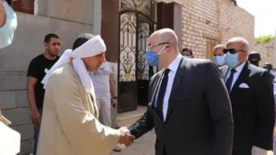 محافظ بني سويف يعزي أسرة شهيد بئر العبد: سيظل بطلا خالدا 