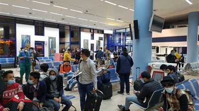 بدء الكشف الطبي على العائدين من أوكرانيا بمطار مرسى علم (صور) 