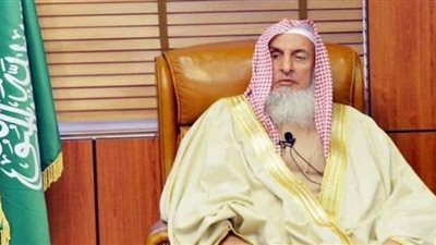 مفتي عام المملكة: يجوز إخراج الزكاة لمستفيدي 