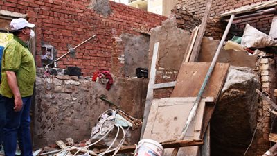 محافظ أسوان يزور موقع انهيار سقف منزل على طفلة ويعزى أسرتها