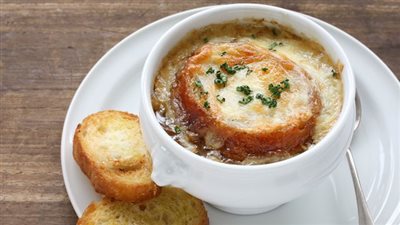 مائدة رمضان 2020 .. طريقة تحضير بطاطس فريسكاس وبيتزا وشوربة البصل