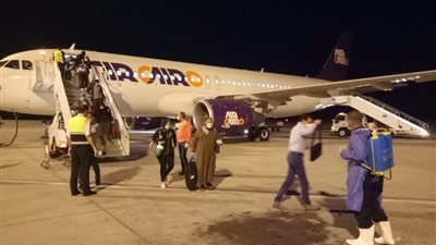 عاجل.. وصول 166 مصريا من العالقين بمسقط إلى مطار مرسى علم (صور)