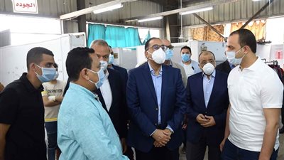 خلال زيارته القليوبية: رئيس الوزراء يتفقد مصنعًا للملابس الجاهزة يصنع الملابس الطبية والكمامات