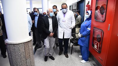 محافظ بورسعيد يشيد بالدور البطولي للأطقم الطبية خلال تفقده الوحدة الصحية بسهل الطينة