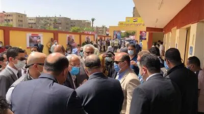 محافظ القاهرة يخالف إجراءات مواجهة كورونا 