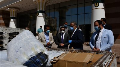 محافظ الفيوم يشهد تسليم مستلزمات طبية لمستشفى الحميات