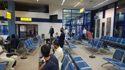 وصول 153 من العالقين في مسقط إلى مطار مرسى علم (صور)