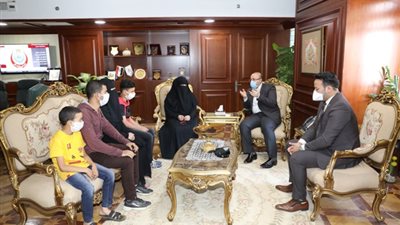 محافظ بني سويف يستقبل أسرة أول شهيد للإسعاف بكورونا