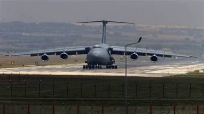 هبوط طائرة شحن تركية في مدرج مطار مصراته بطرابلس