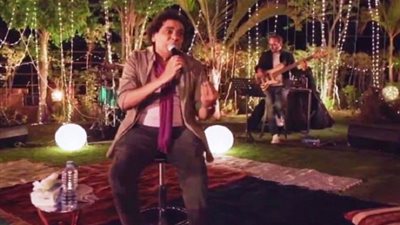 محمد منير (الكينج) يقف في حفله 