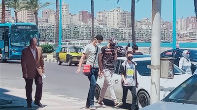 أهالي الإسكندرية يرتدون الكمامات تزامنا مع تطبيق الغرامة (صور)