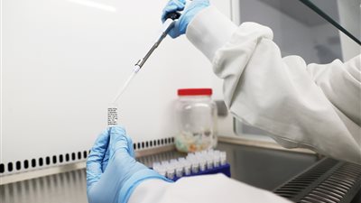 طبيب مصري يعلن اكتشافه علاجا جديد لكورونا: ثبت نجاحه (فيديو)